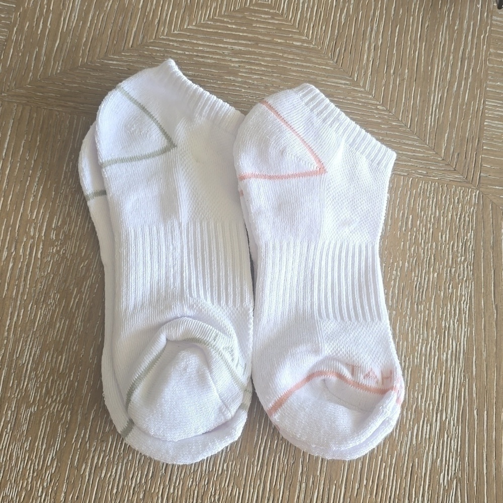 TAHARI 2 Pair LOW CUT Women's Socks Shoe Size 4-10